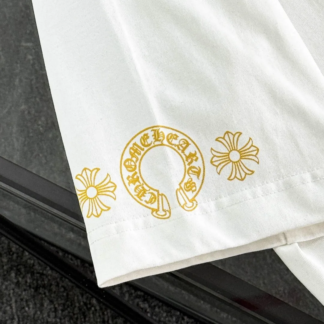 P170 Chrome Hearts 25 high-end versions. The fabric is made of 300 grams of high-density pure cotton. It does not deform or shrink. It has three labels. It is the same style for men and women. Technology: suede foaming + digital printing. Color: white, black. SIZE: S-XL.